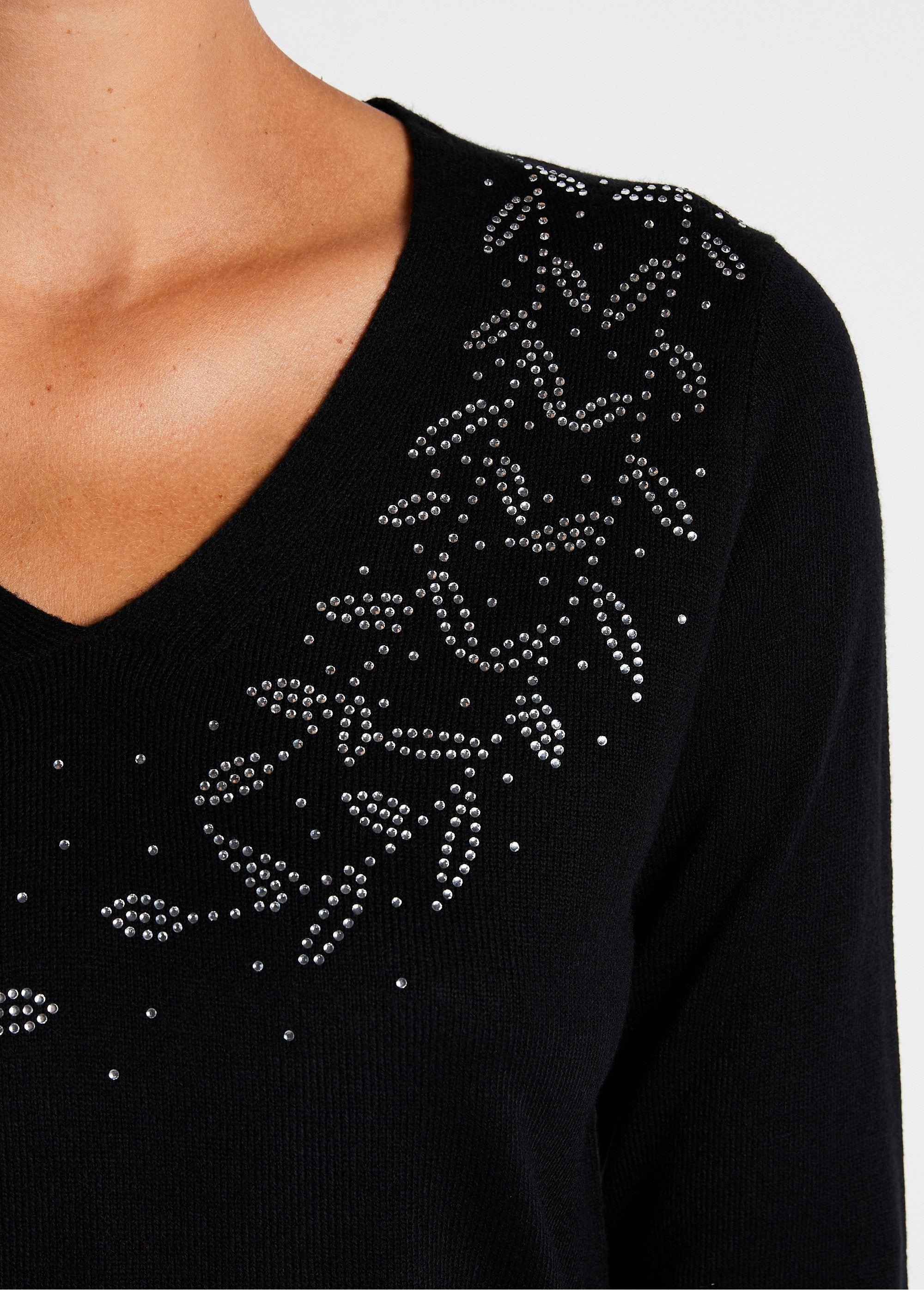 Long-sleeved_rhinestone_V-neck_sweater_Black_DE2_slim