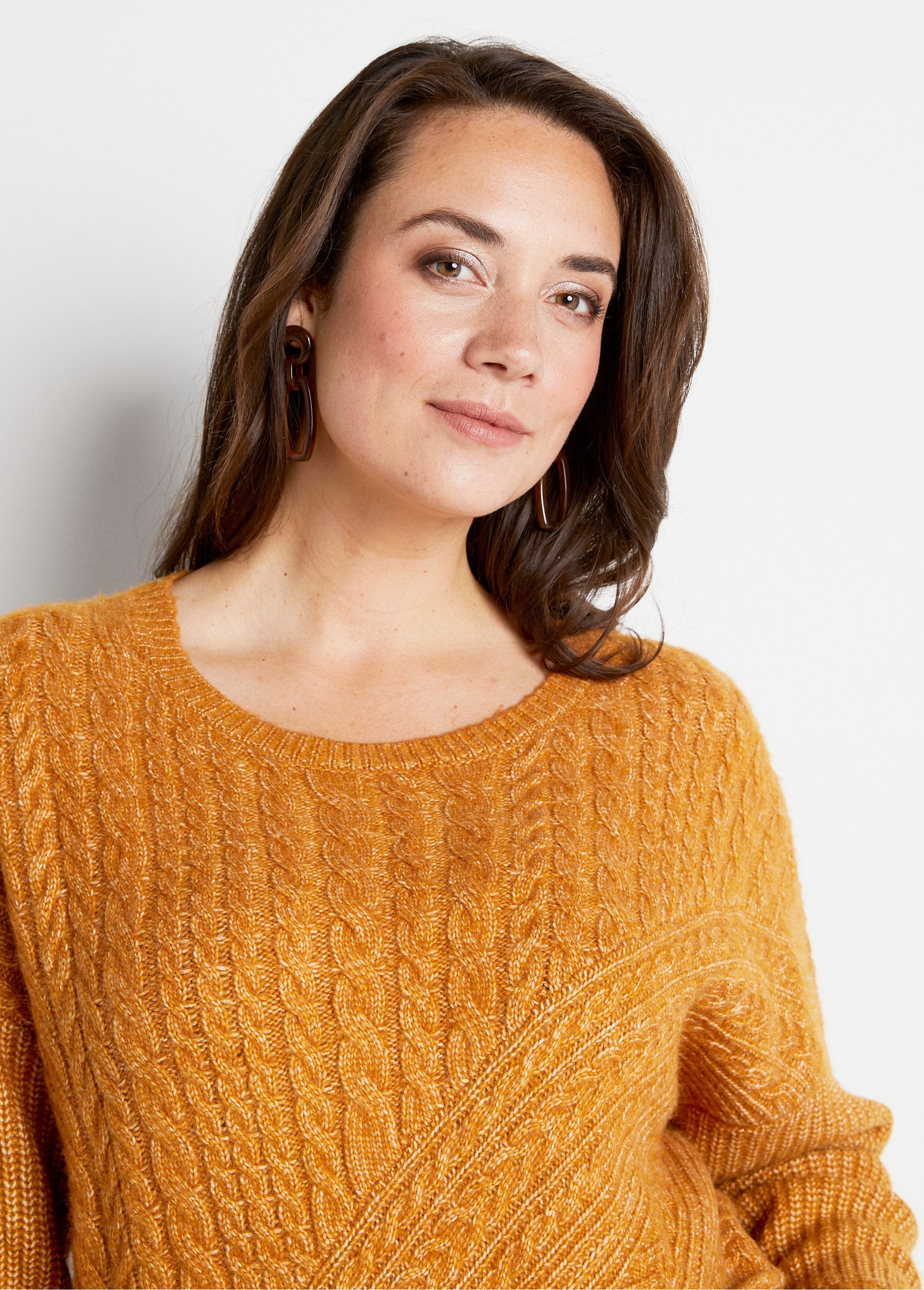 Round_neck_twisted_beaded_heather_knit_sweater_Honey_DE1_curvy