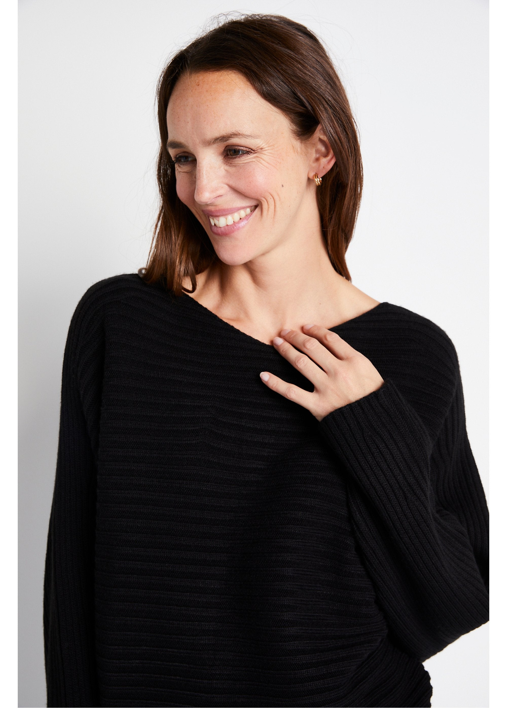 Ribbed_knit_sweater_with_batwing_sleeves_Black_DE1_slim