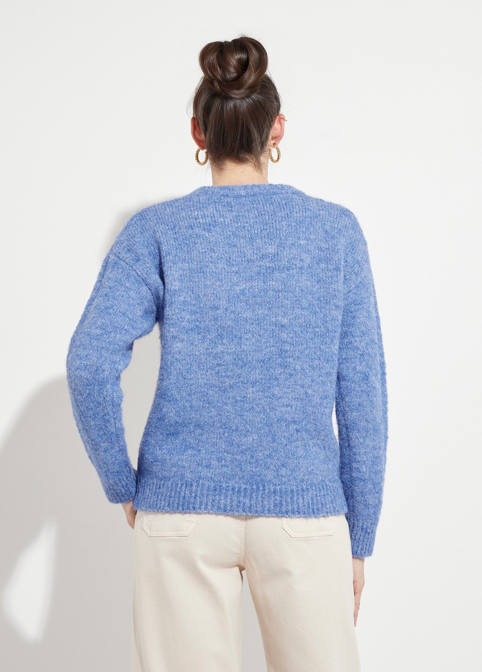 Pull_moelleux_col_rond_fleurs_brodées_Bleu_DO1_slim