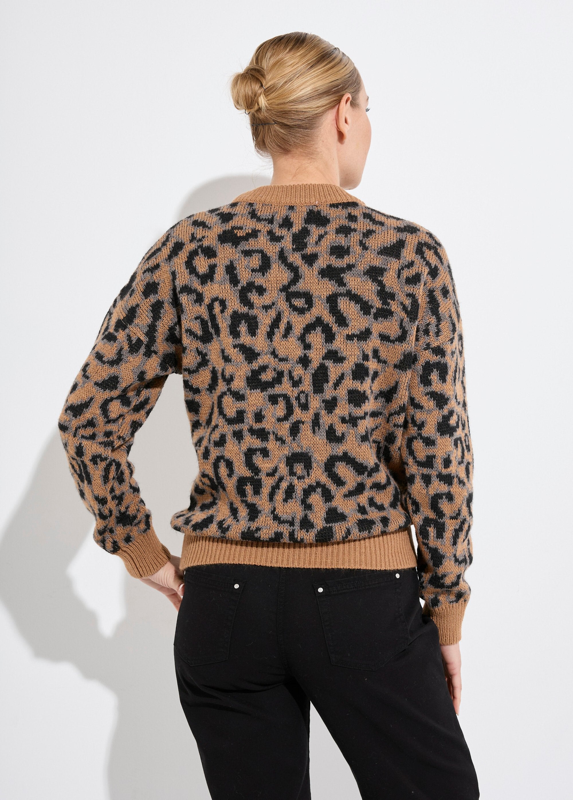 Pull_motif_léopard_col_montant_manches_longues_Camel_et_noir_DO1_slim