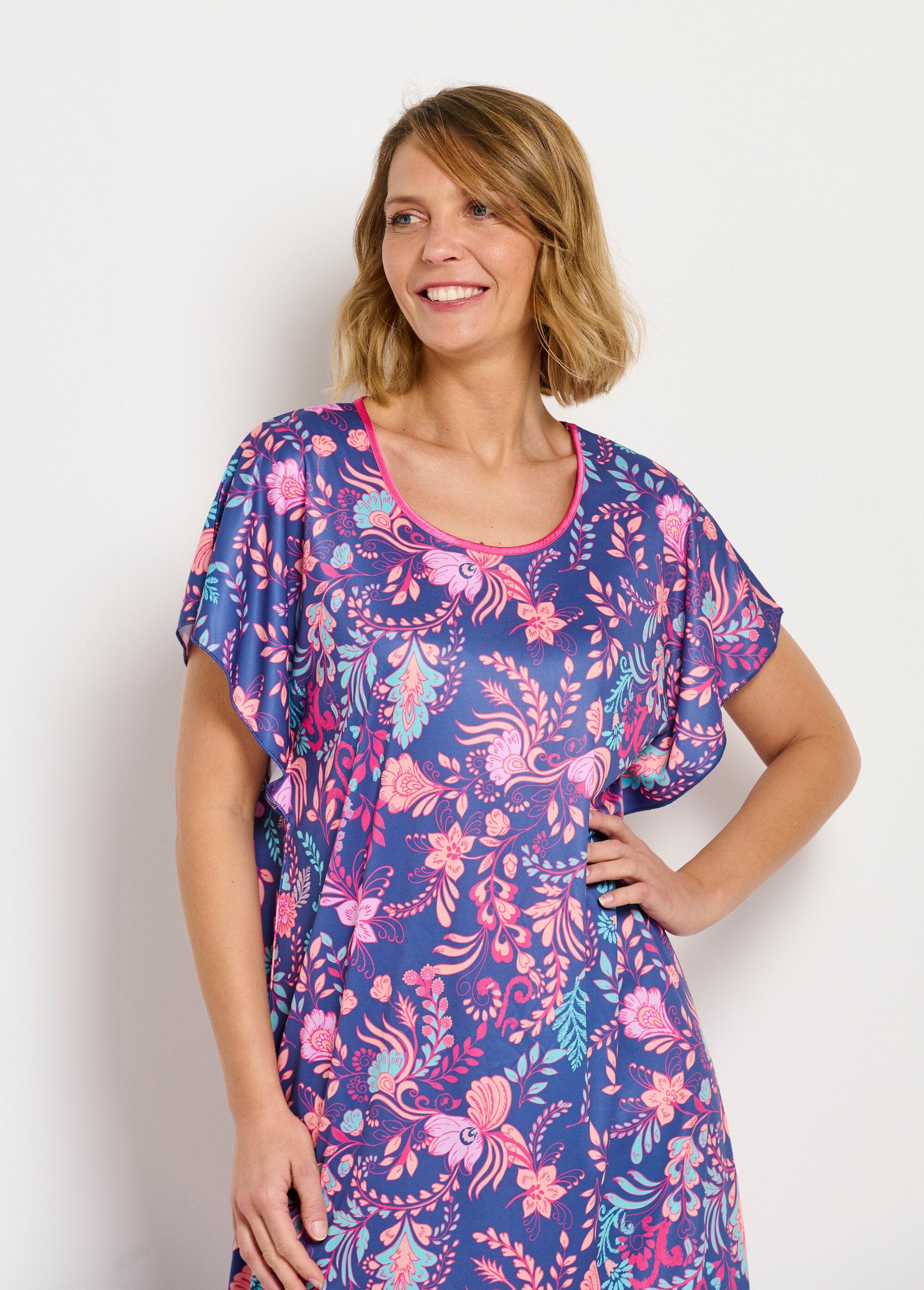 Robe_d'hôtesse_longue_satinée_imprimé_floral_Fond_marine_DE1_slim