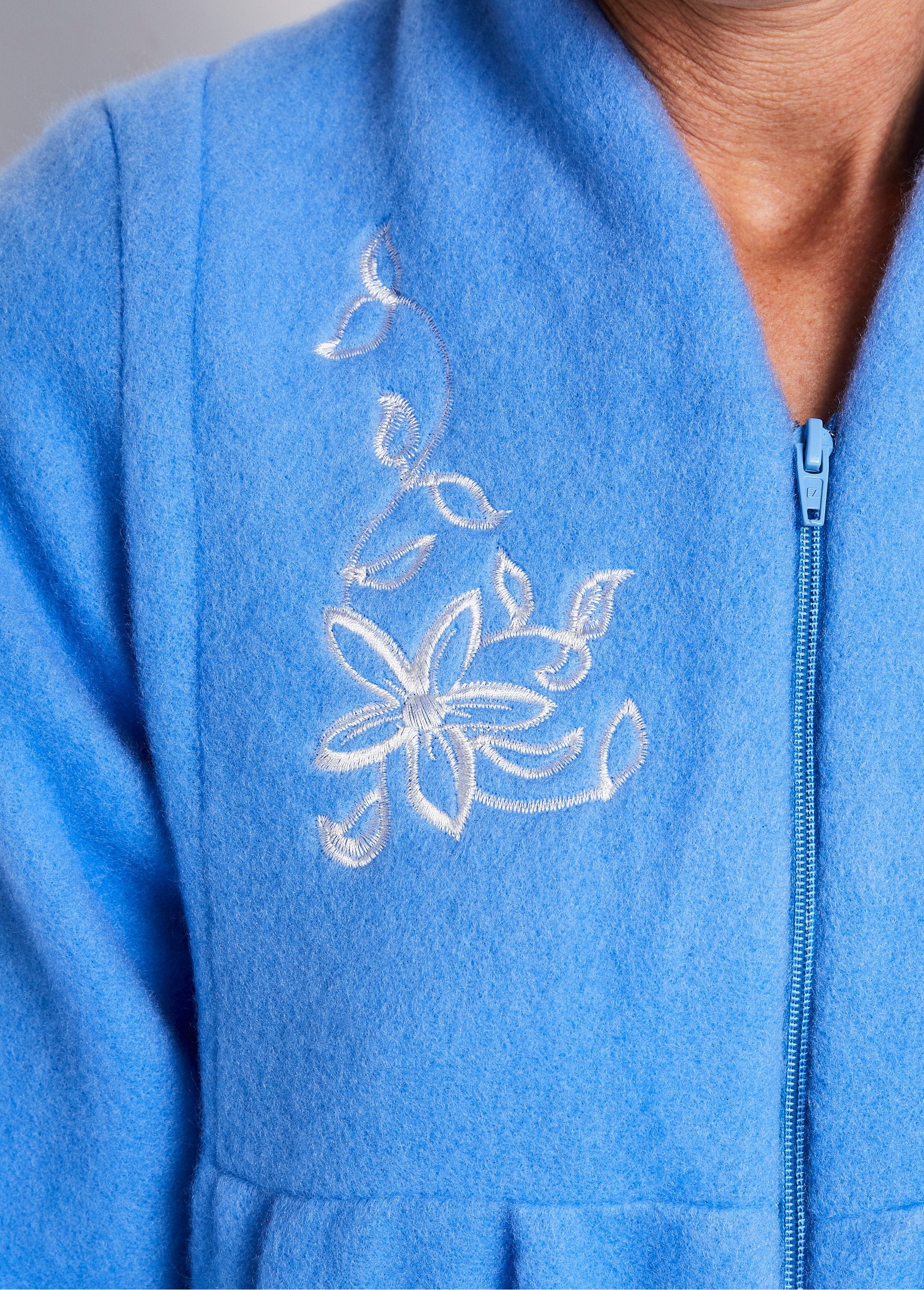 Zipped_and_embroidered_dressing_gown_Blue_DE3_slim