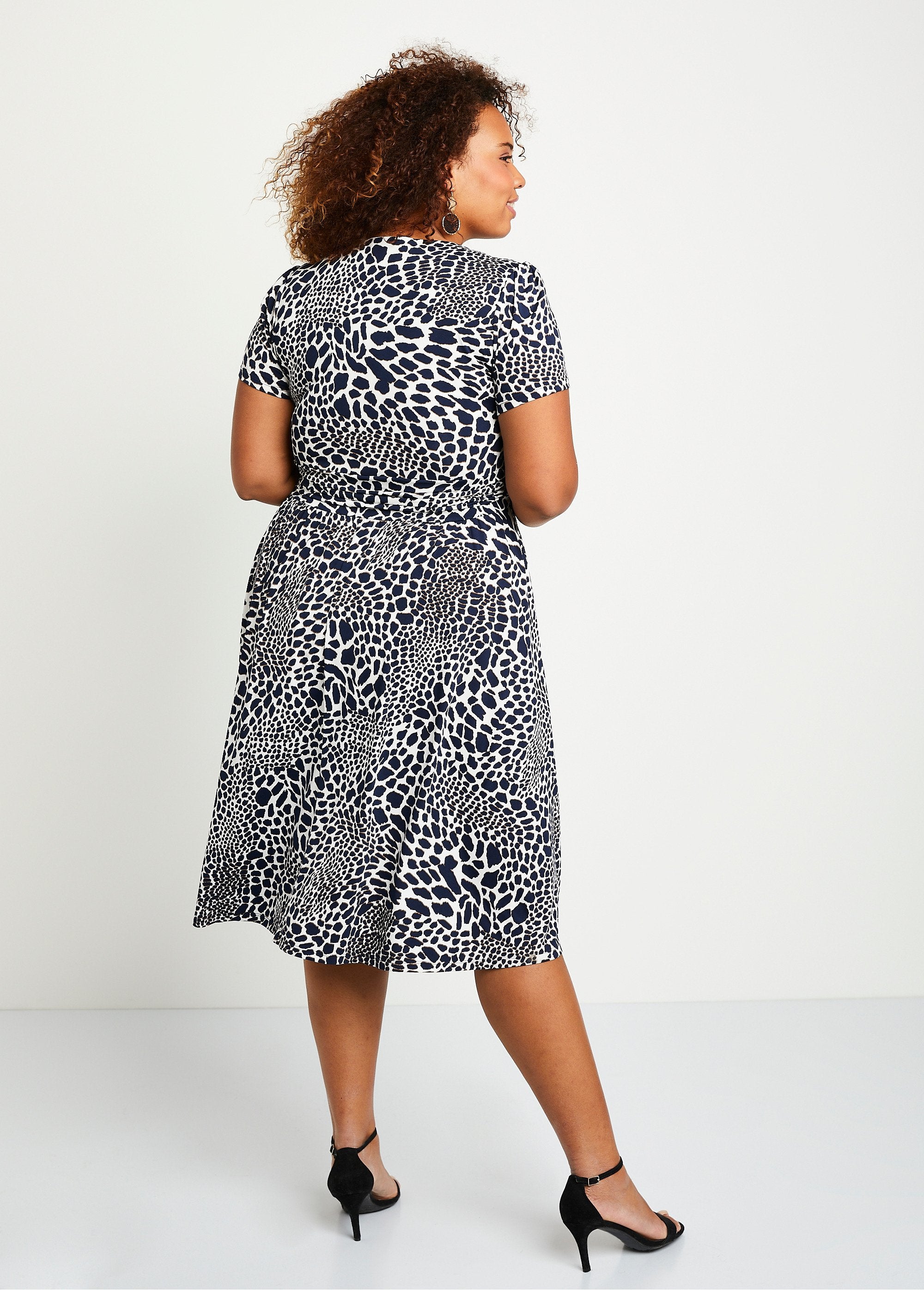 Short_flared_draped_printed_dress_Ecru_and_navy_DO1_curvy