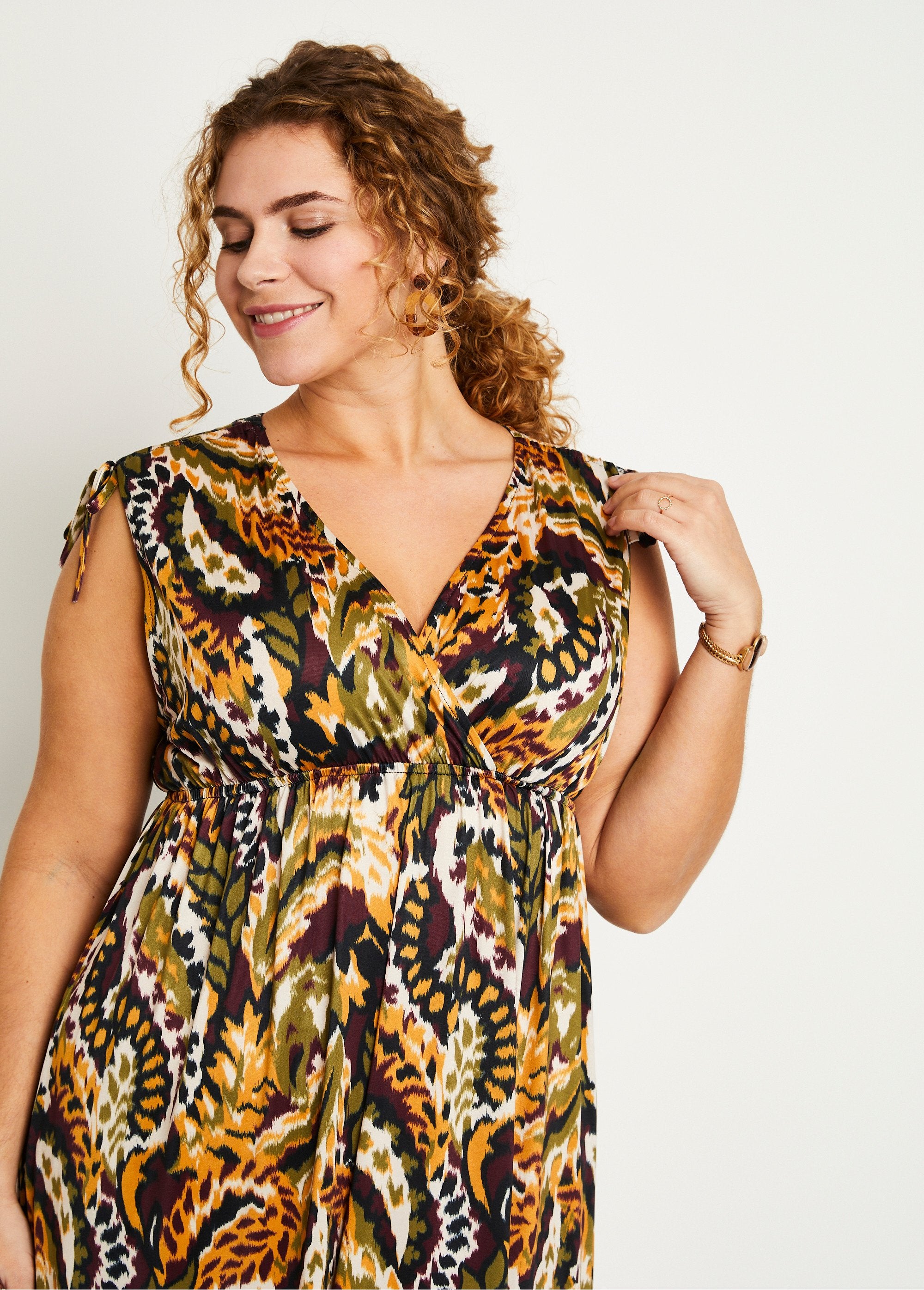 Long_sleeveless_printed_V-neck_dress_Ocher_and_green_DE1_curvy