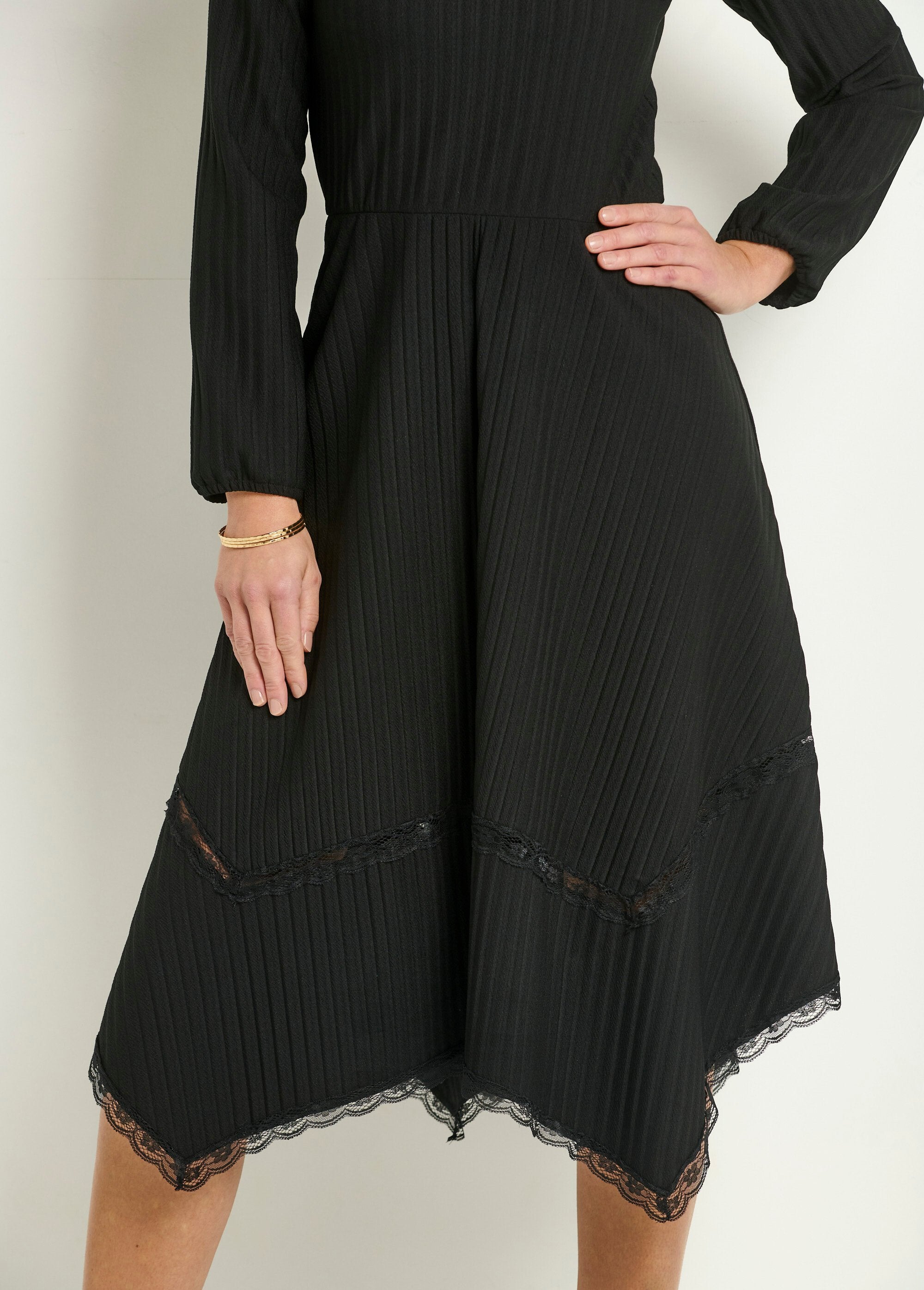 Long_pleated_dress_with_V-neck_and_lace_details_Black_DE2_slim