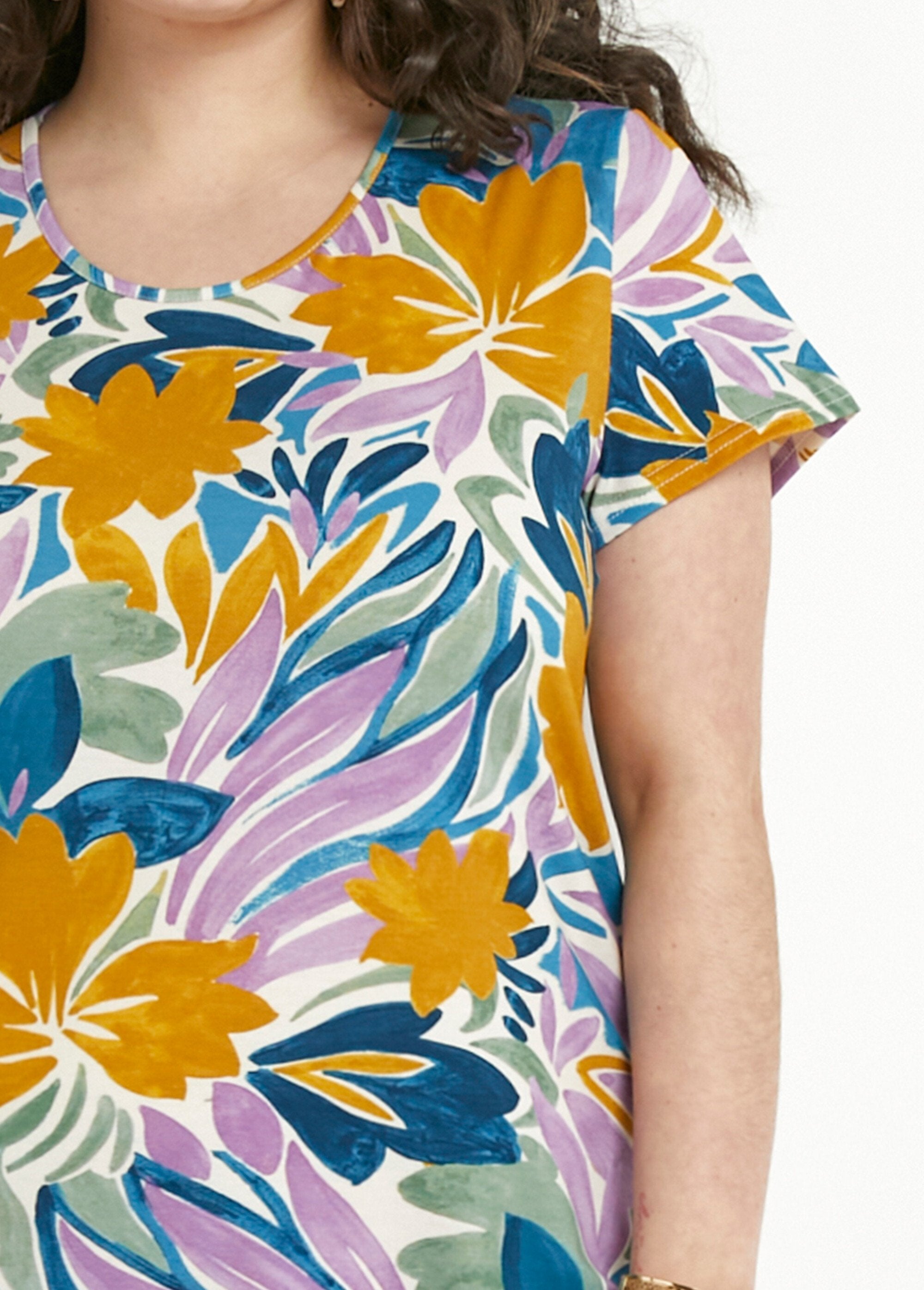 Short_straight_floral_T-shirt_dress_with_short_sleeves_Parma_and_ochre_DE1_curvy