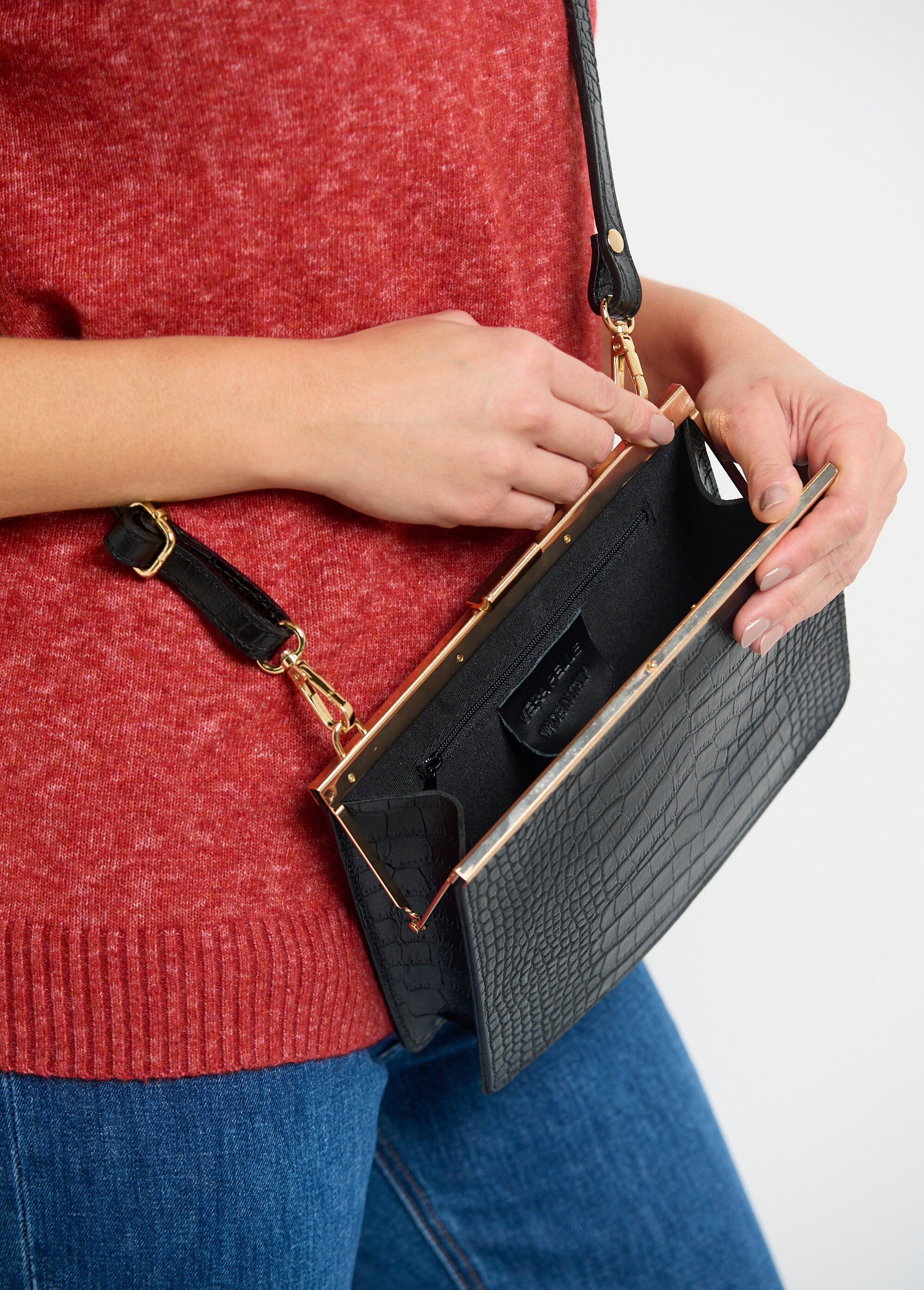 Reptile_leather_handbag_with_metal_clasp_Black_DE1_slim