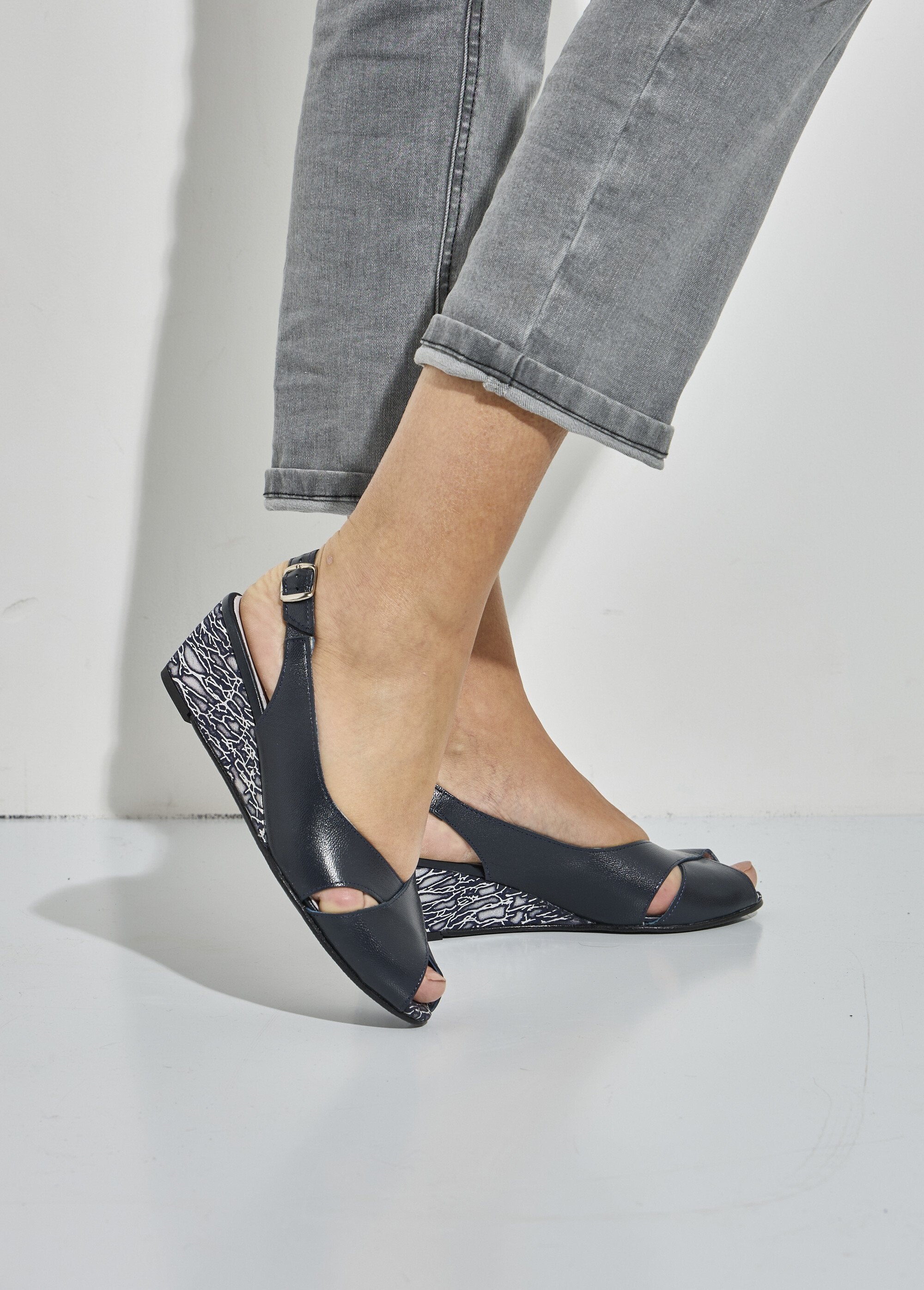 Comfortable_leather_open_toe_sandals_Marine_SF1_slim