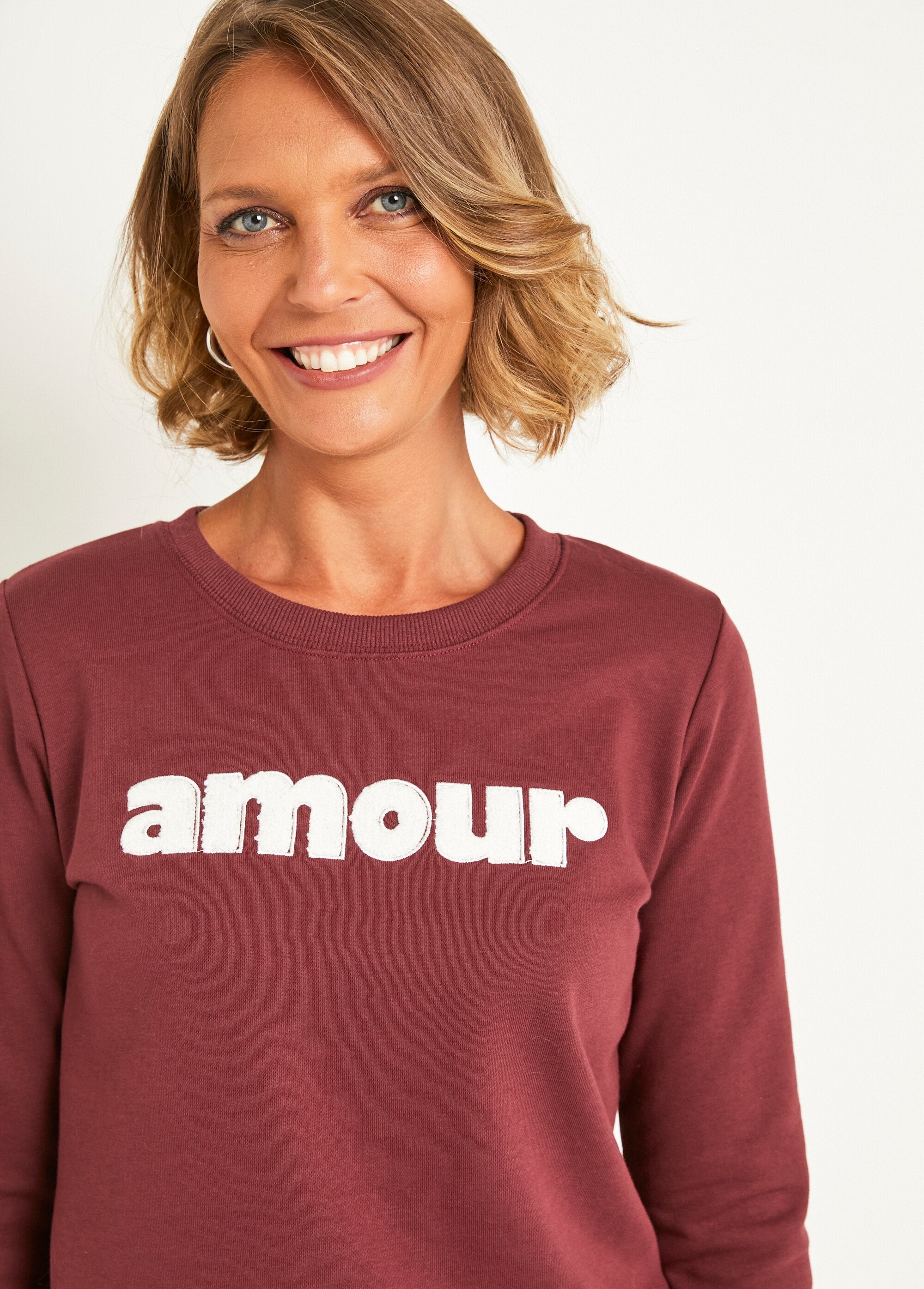 Long_sleeve_embroidered_message_sweatshirt_Bordeaux_DE1_slim