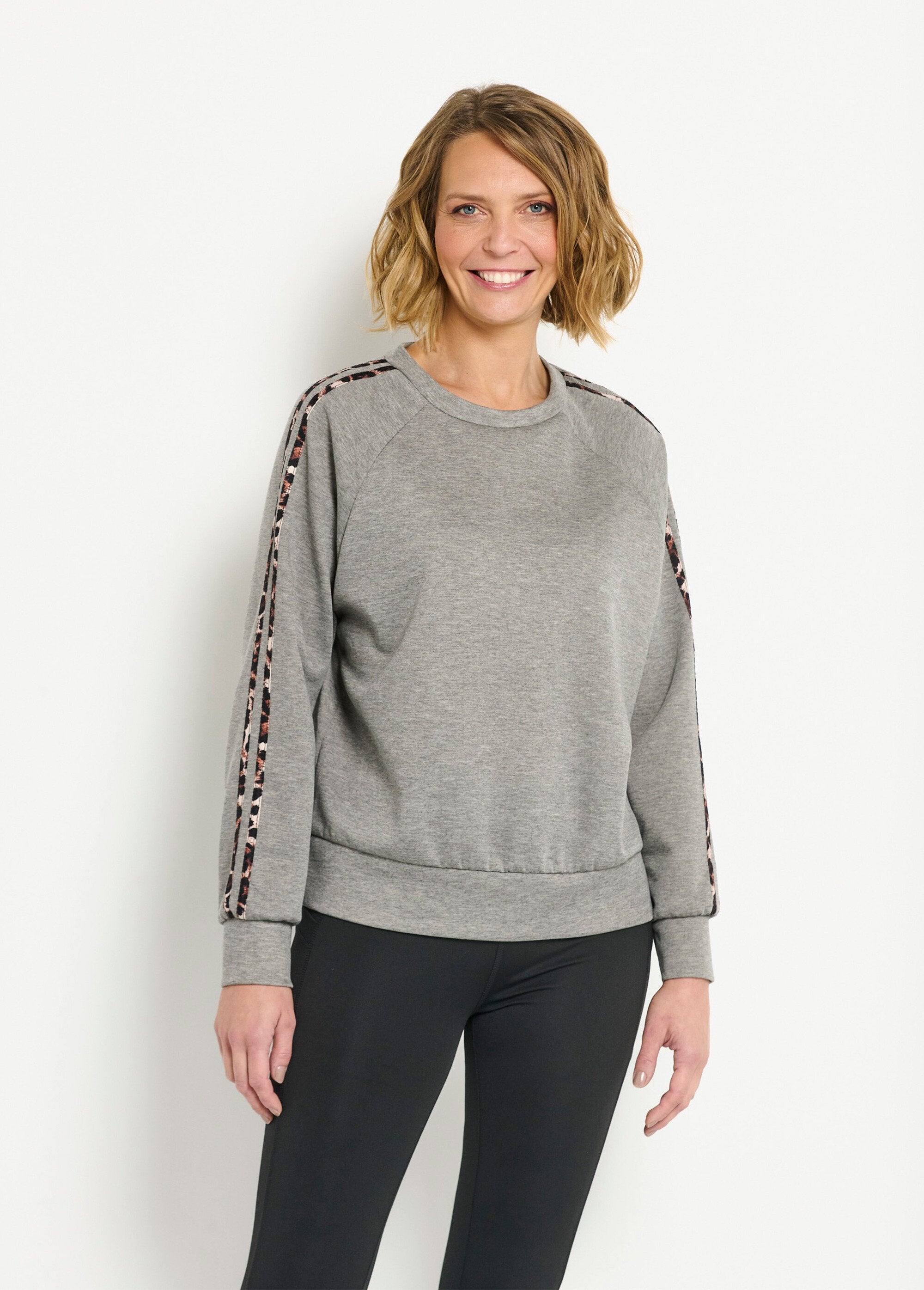 Round_neck_comfort_sweatshirt_with_leopard_stripes_Gray_FA1_slim