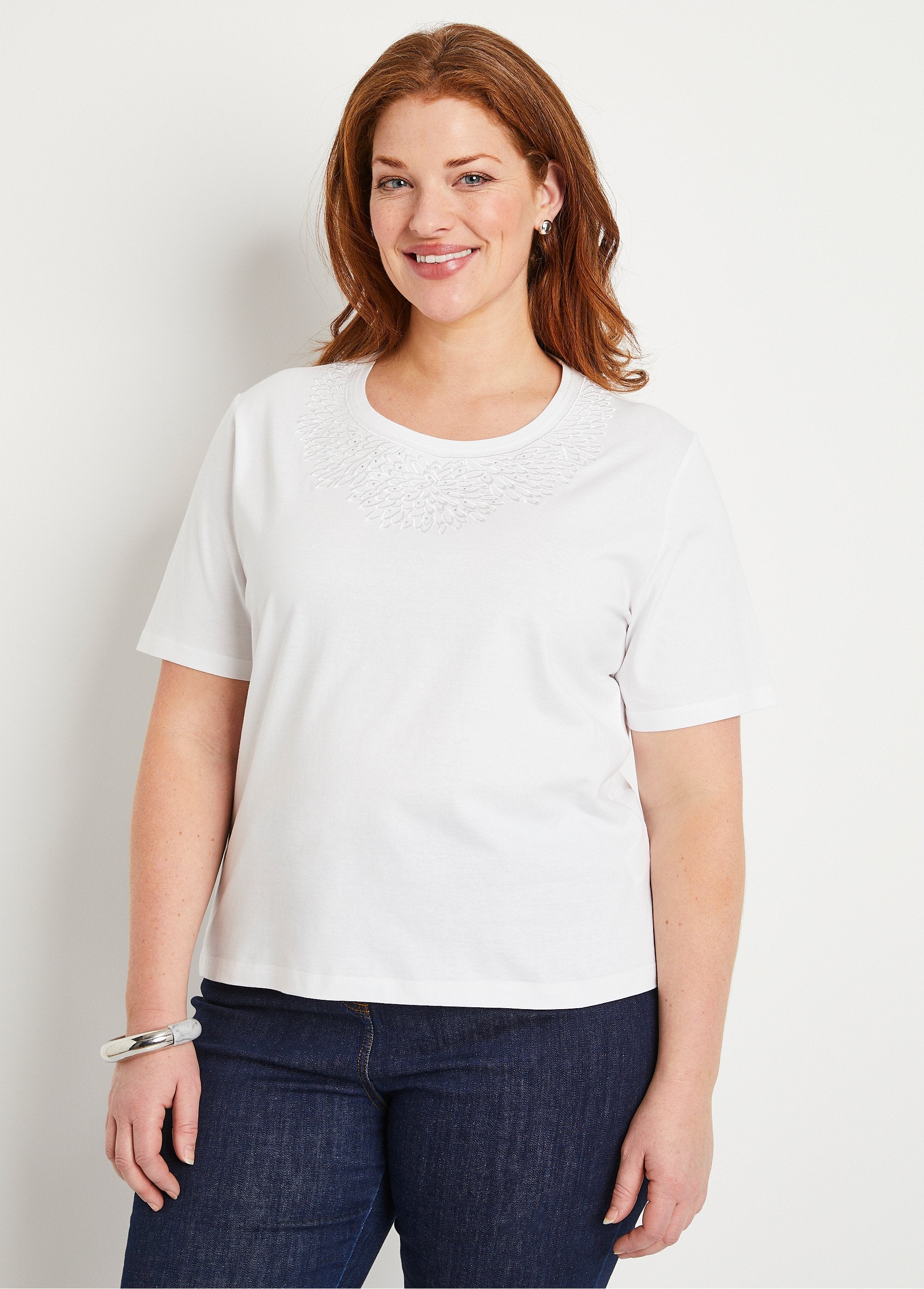 Short-sleeved_t-shirt_with_studded_embroidered_collar_White_FA1_curvy