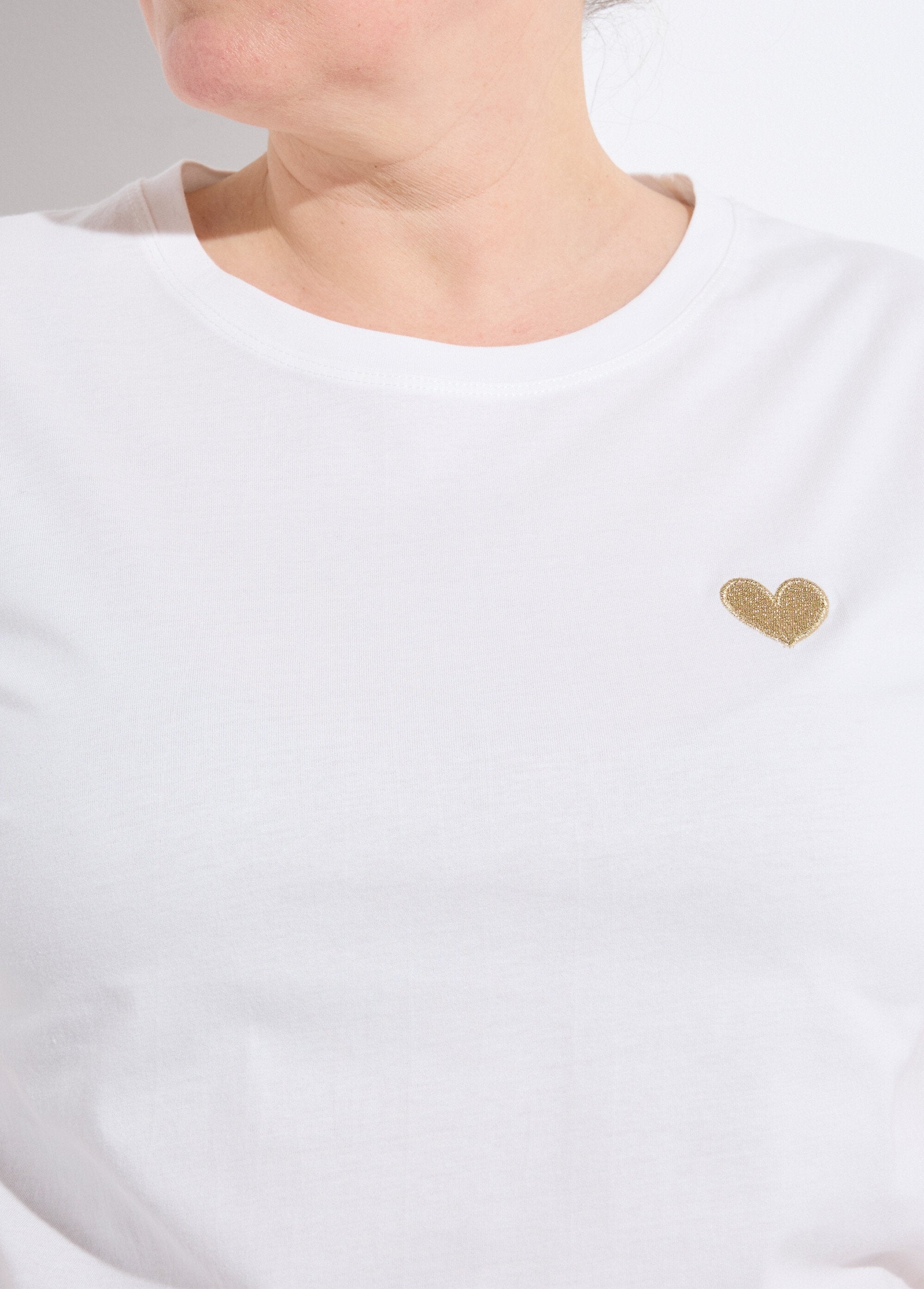 Crew_neck_T-shirt_with_heart_embroidery_White_and_gold_DE1_curvy