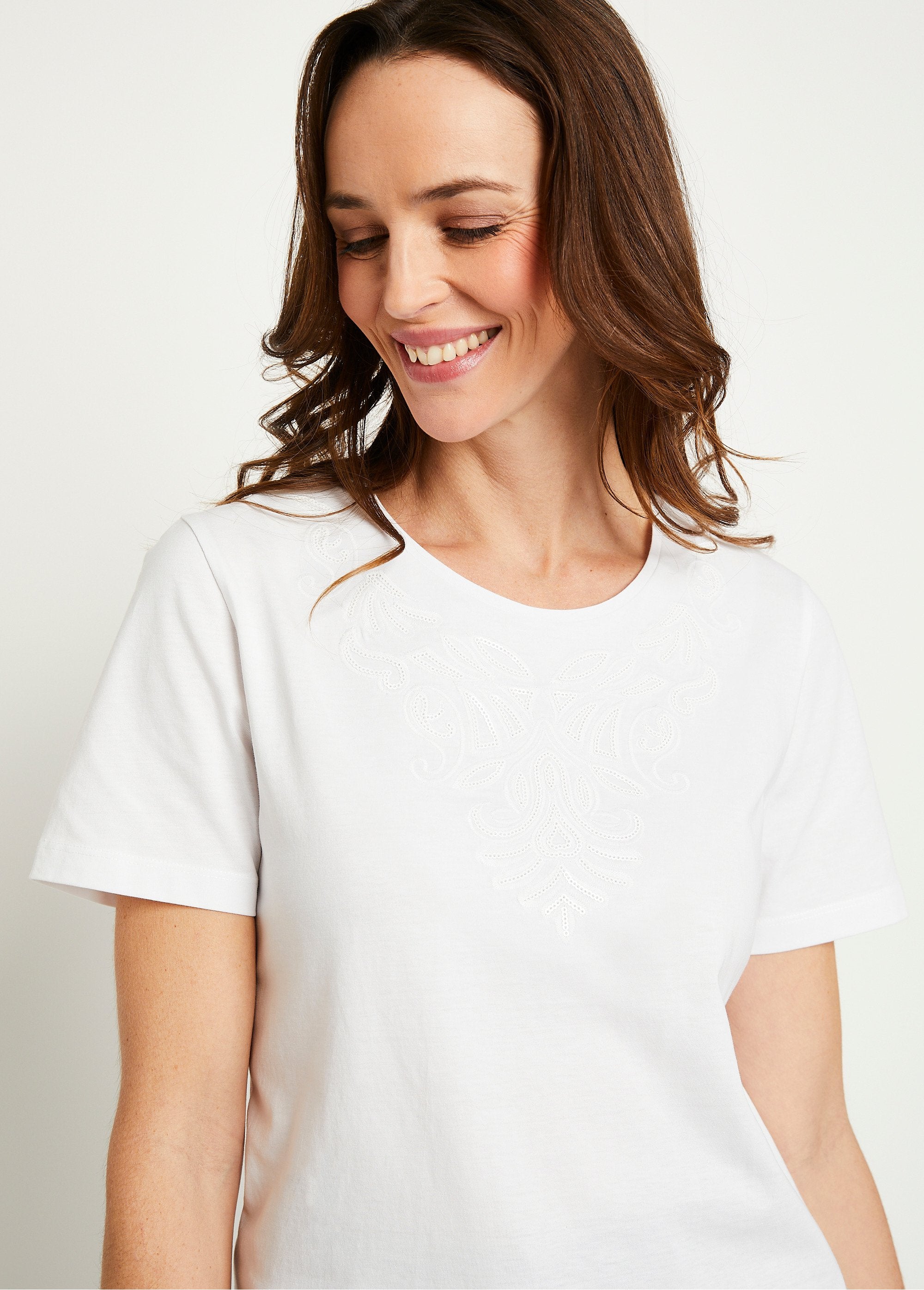 Short-sleeved_embroidered_cropped_t-shirt_White_DE1_slim