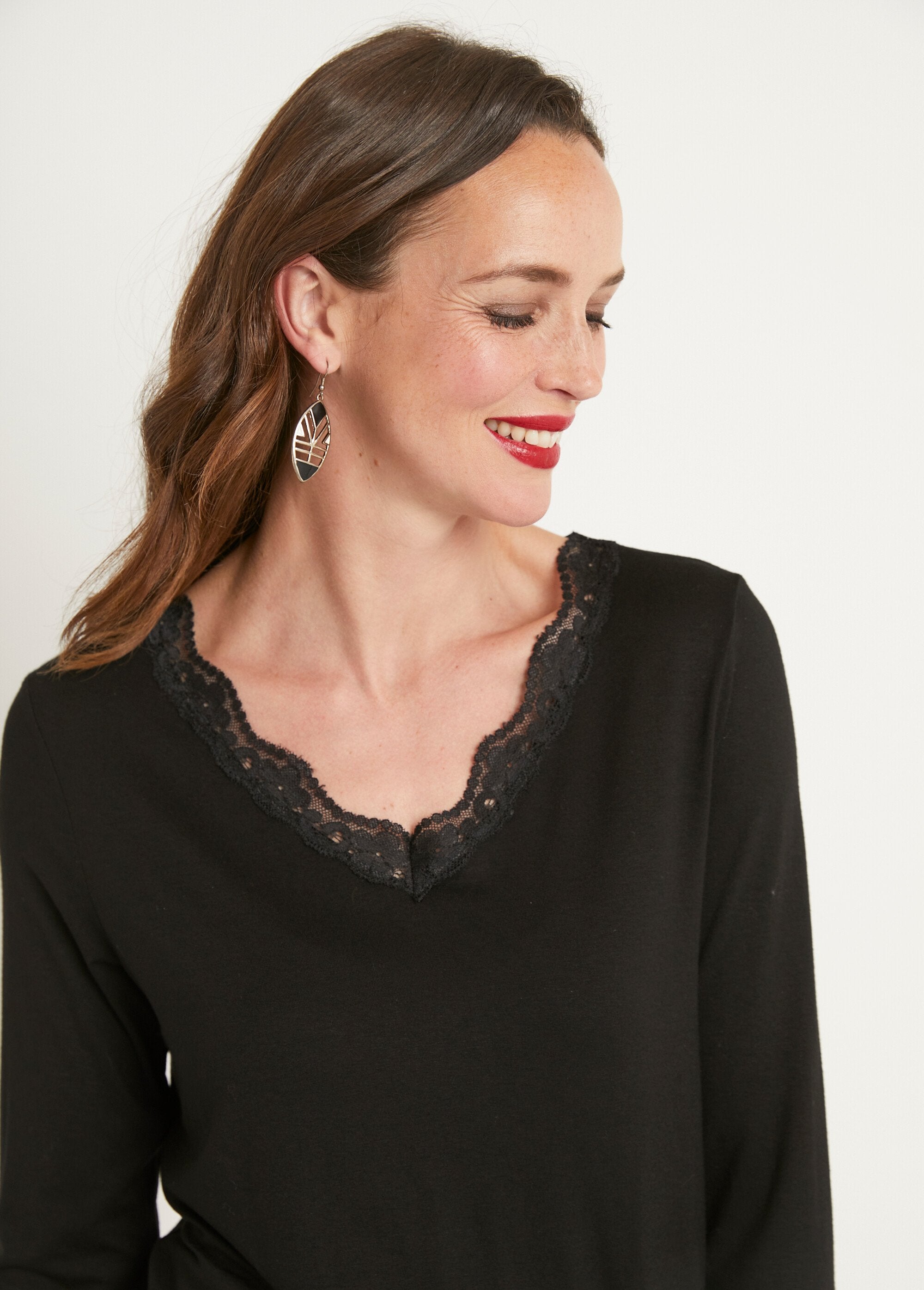 Short_lace_V-neck_long-sleeved_t-shirt_Black_DE2_slim