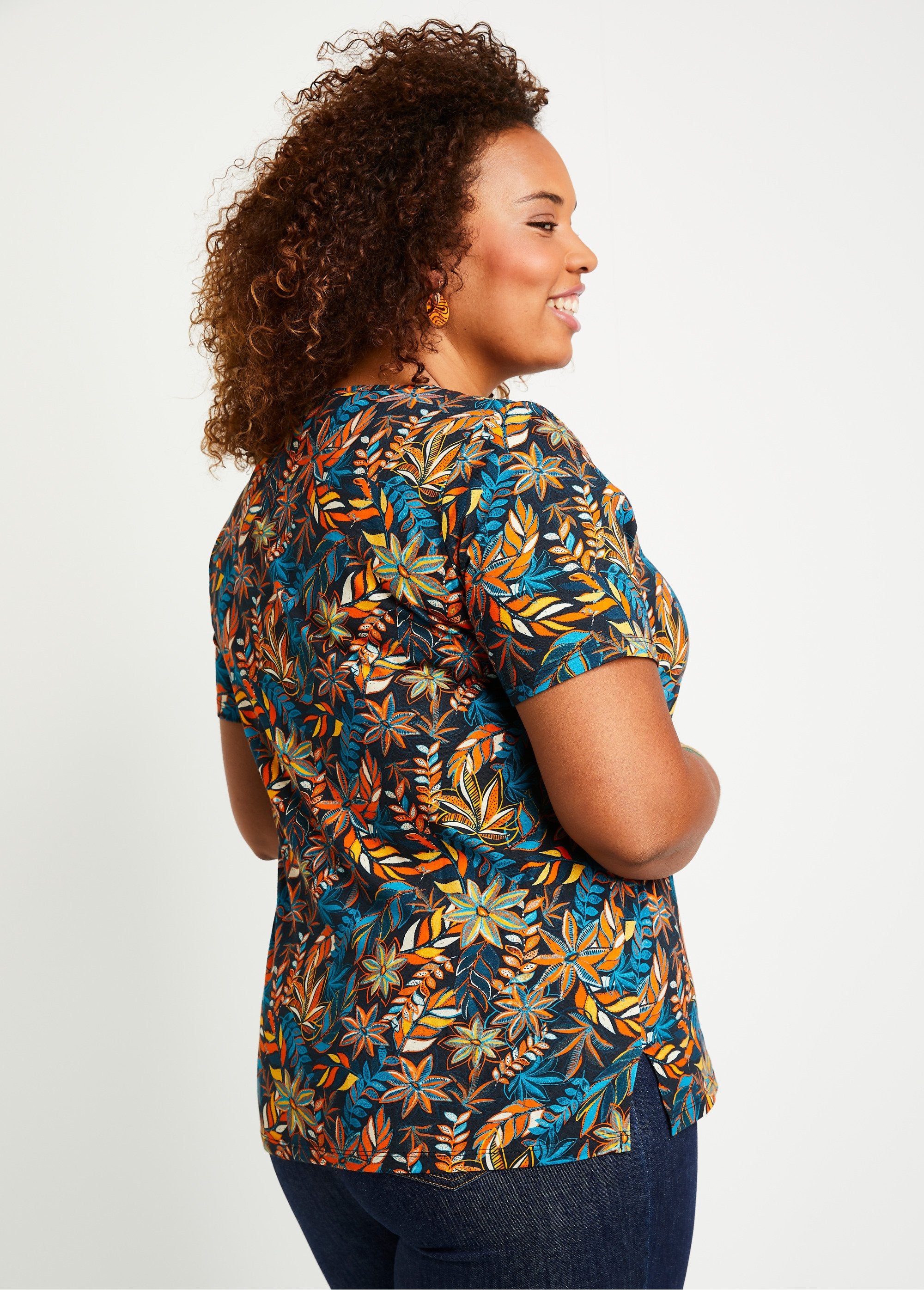 Long_straight_short-sleeved_t-shirt_Prints_black_background_DO1_curvy