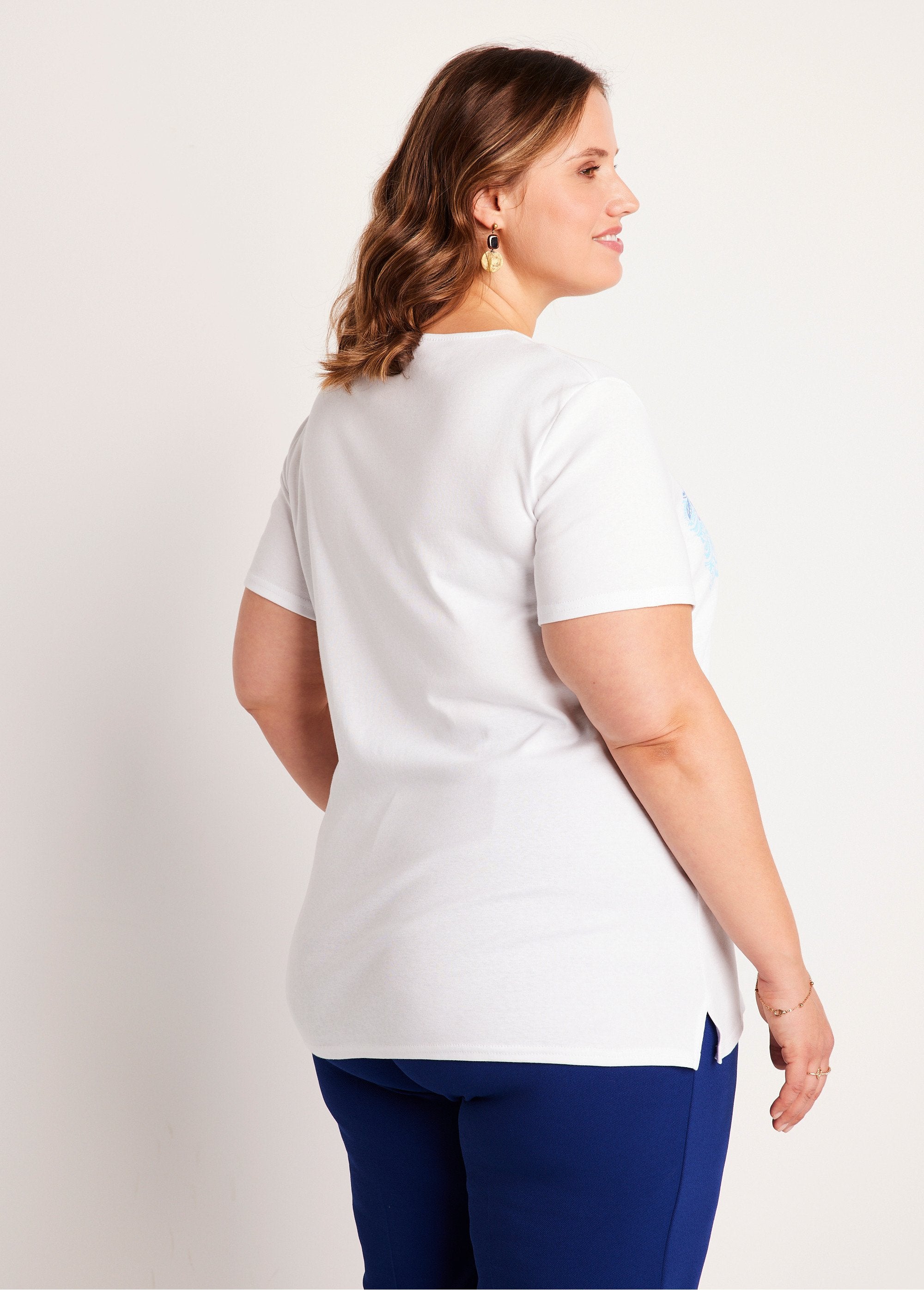 Long_patterned_t-shirt_White_DO1_curvy