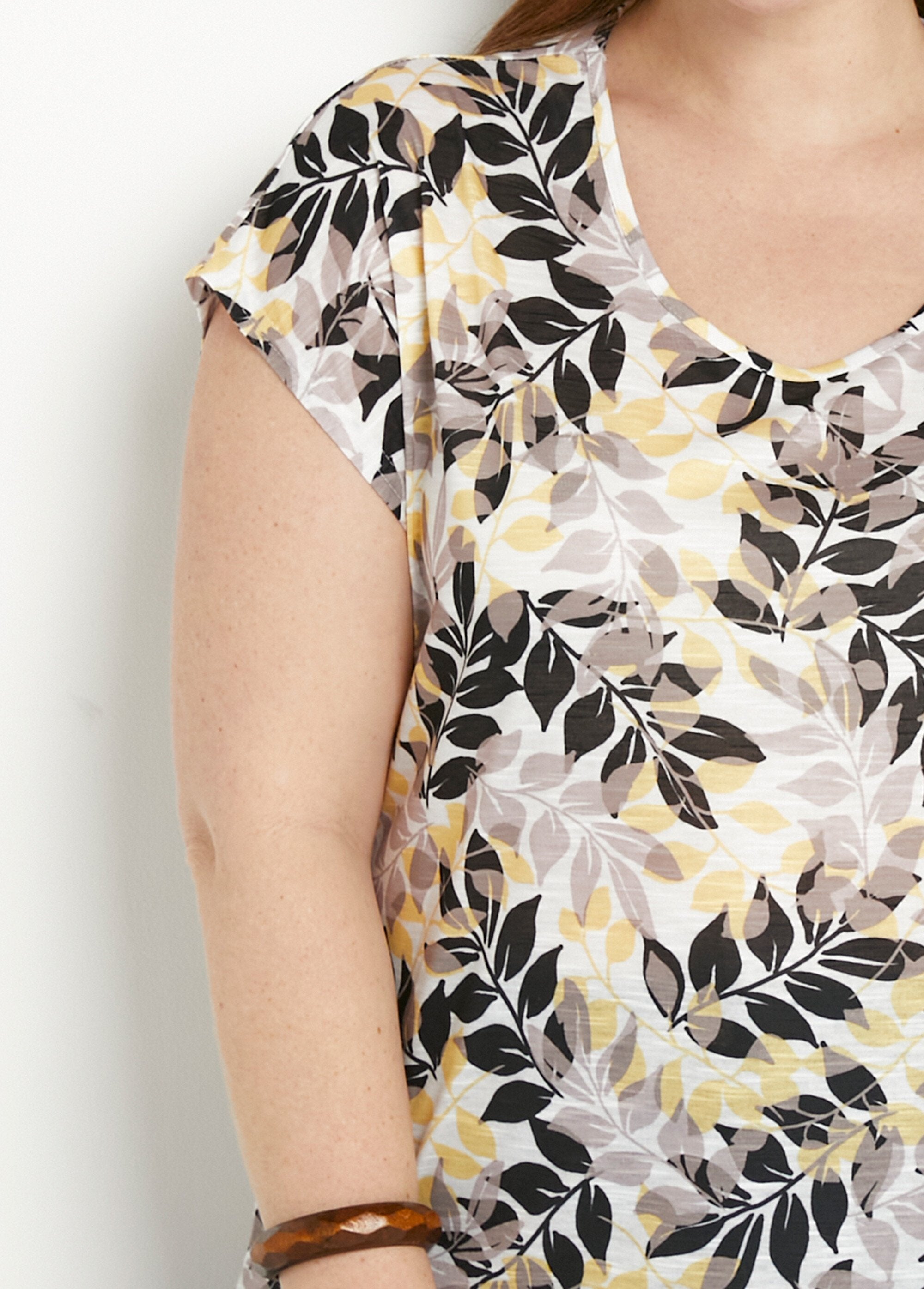 Short-sleeved_T-shirt_with_leaf_print_and_round_neck_Beige_and_black_DE1_curvy