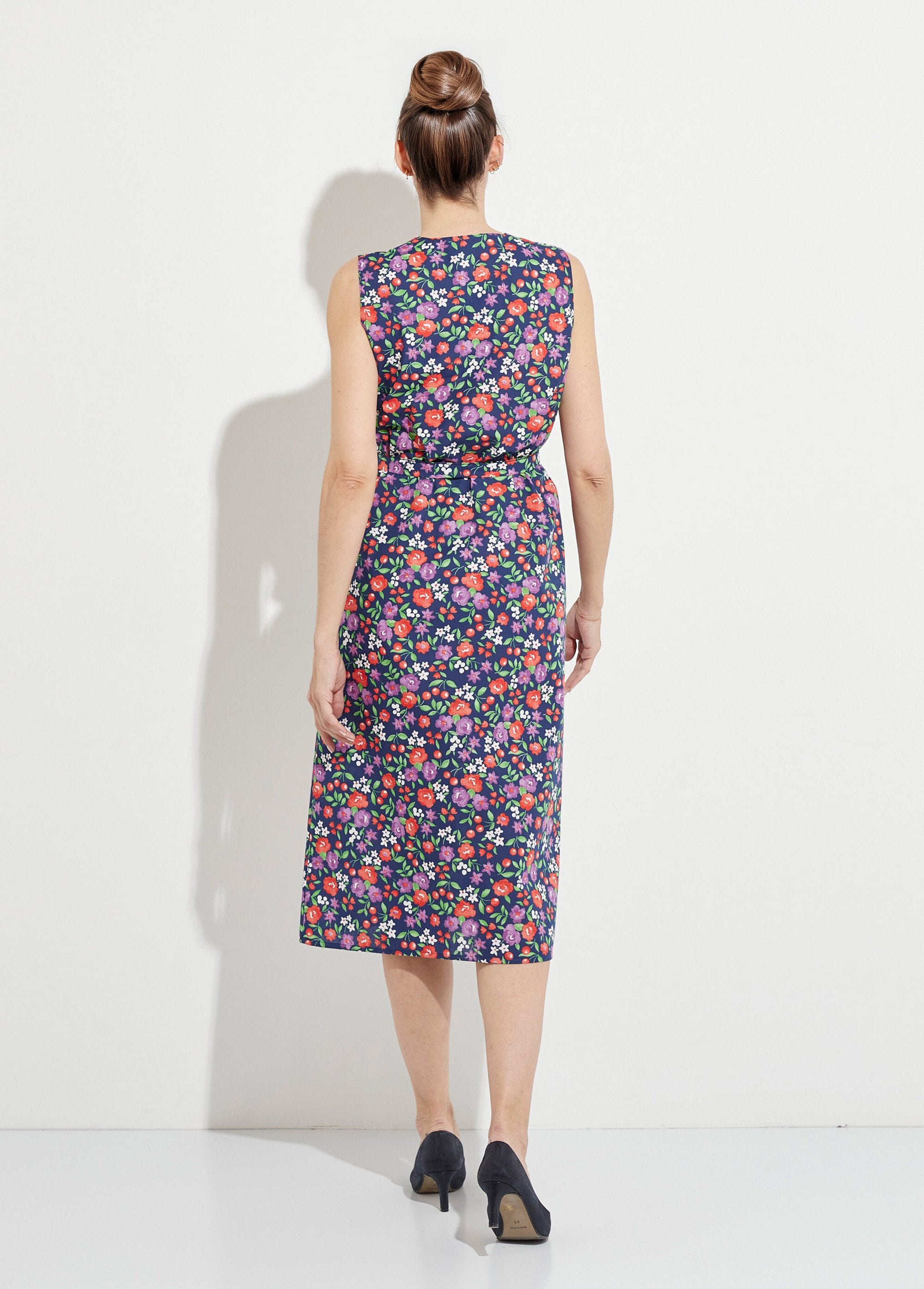 Tablier_sans_manches_boutonné_imprimé_fleuri_Marine_DO1_slim
