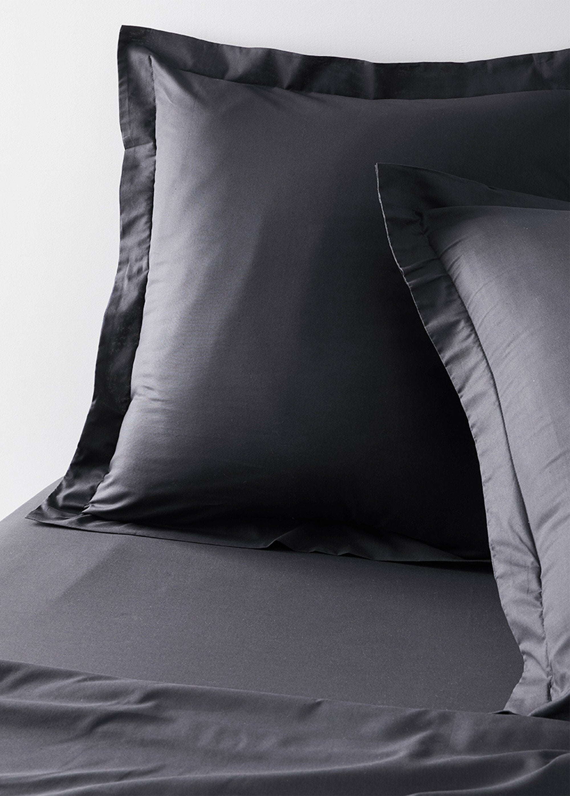 Plain_cotton_pillowcase_Charcoal_DE1_slim