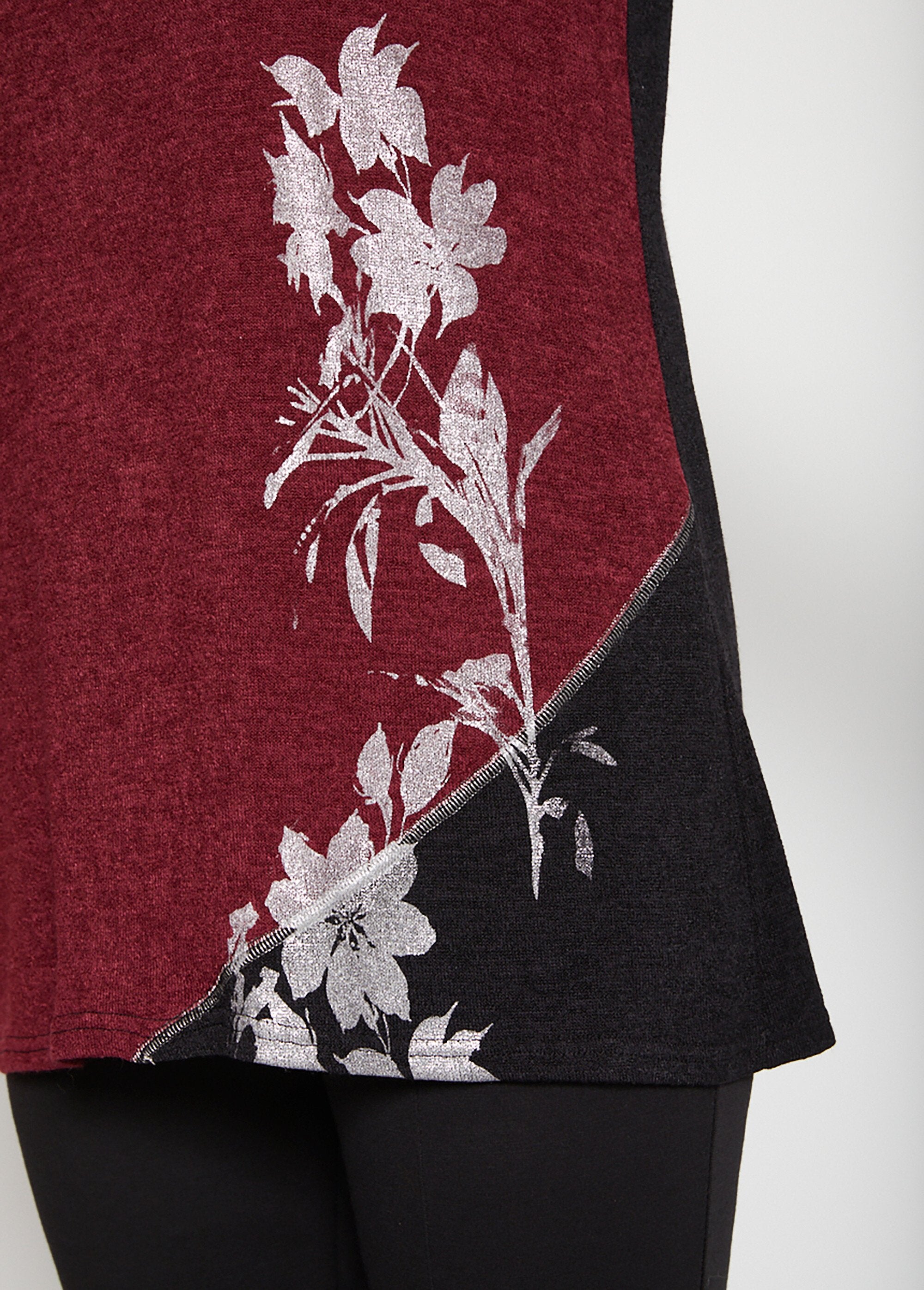 Long_stretch_floral_T-shirt_Black_and_burgundy_DE1_curvy