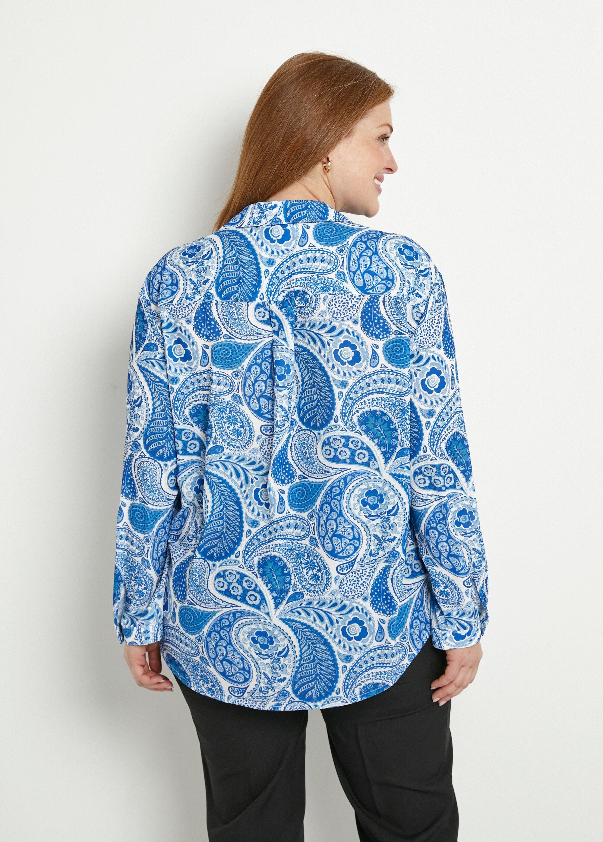 Long_loose_tunic_with_paisley_print_Blue_and_white_DO1_curvy