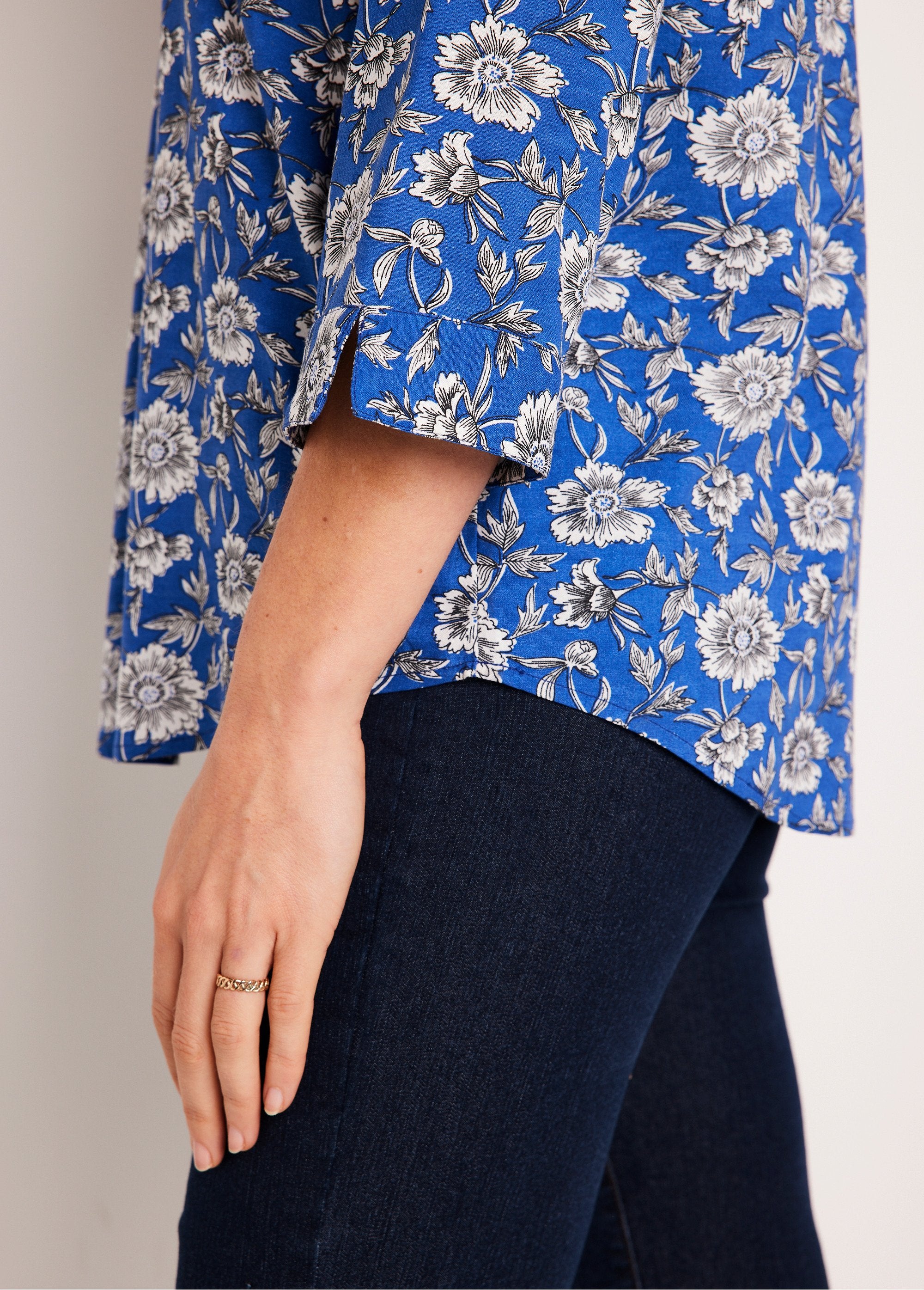 Long_flared_floral_tunic_Blue_and_white_DE2_slim