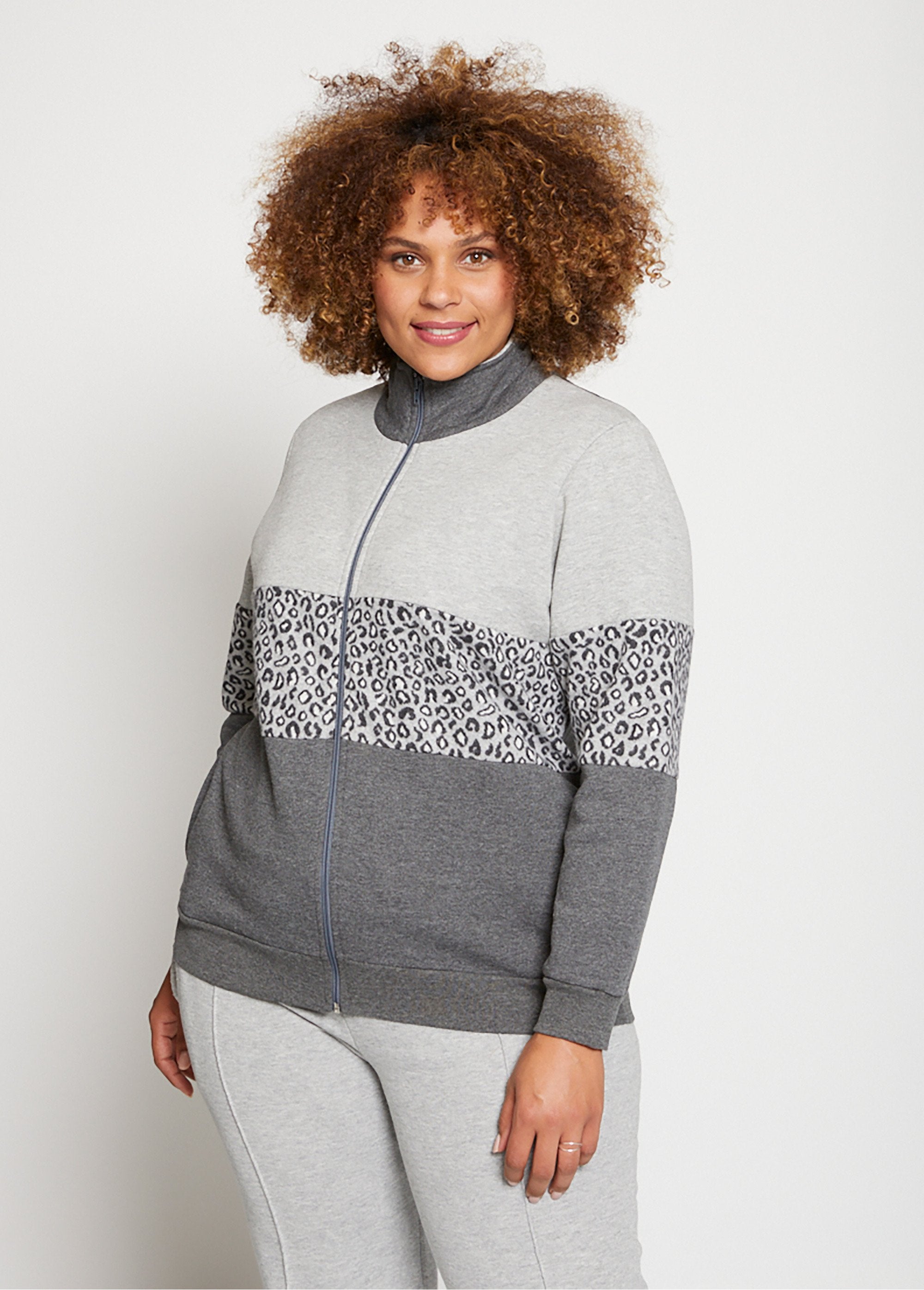 Zipped_fleece_lounge_jacket_with_stand-up_collar_Gray_FA1_curvy