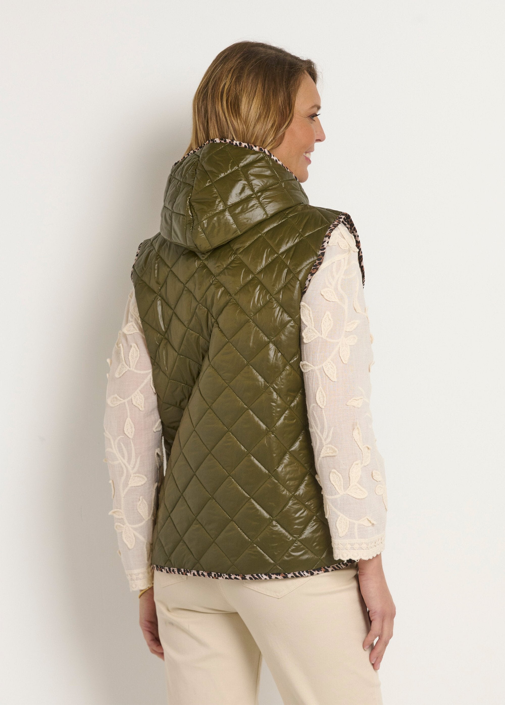 Sleeveless_quilted_jacket_with_hood_Khaki_DO1_slim