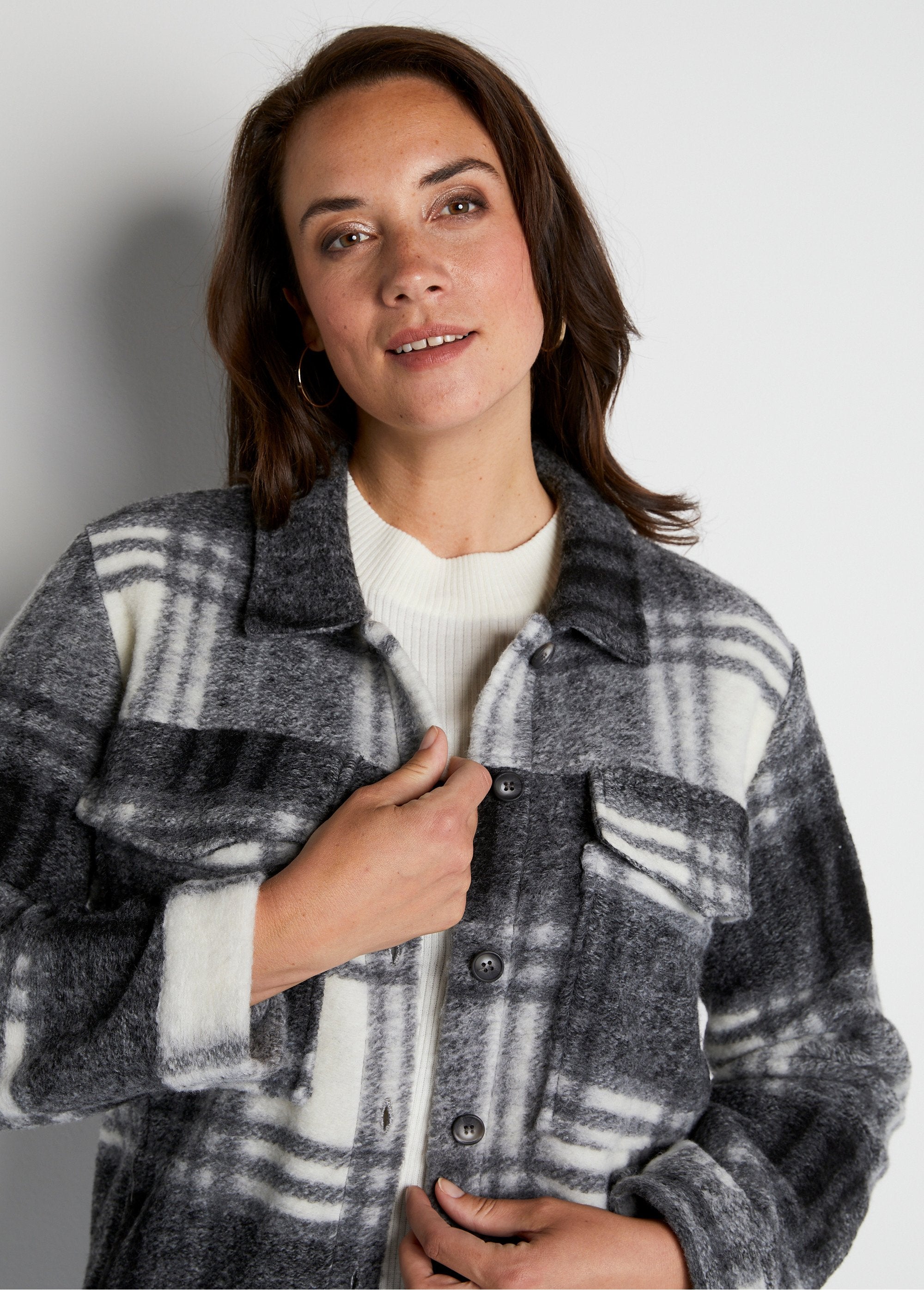 Warm_knit_check_overshirt_jacket_Gray_tiles_DE1_curvy